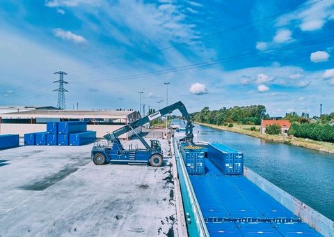 Barge handling image