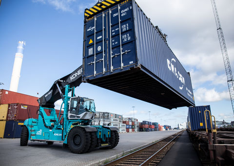 Reach stacker - intermodal handling image