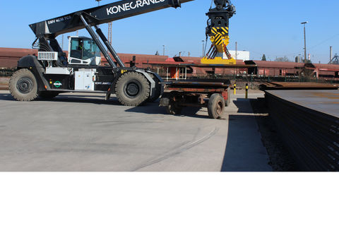Reach stackers_metal_image