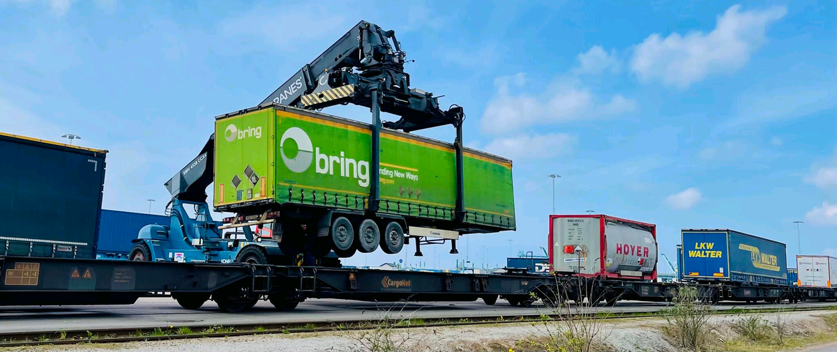 Reach stacker banner - intermodal handling
