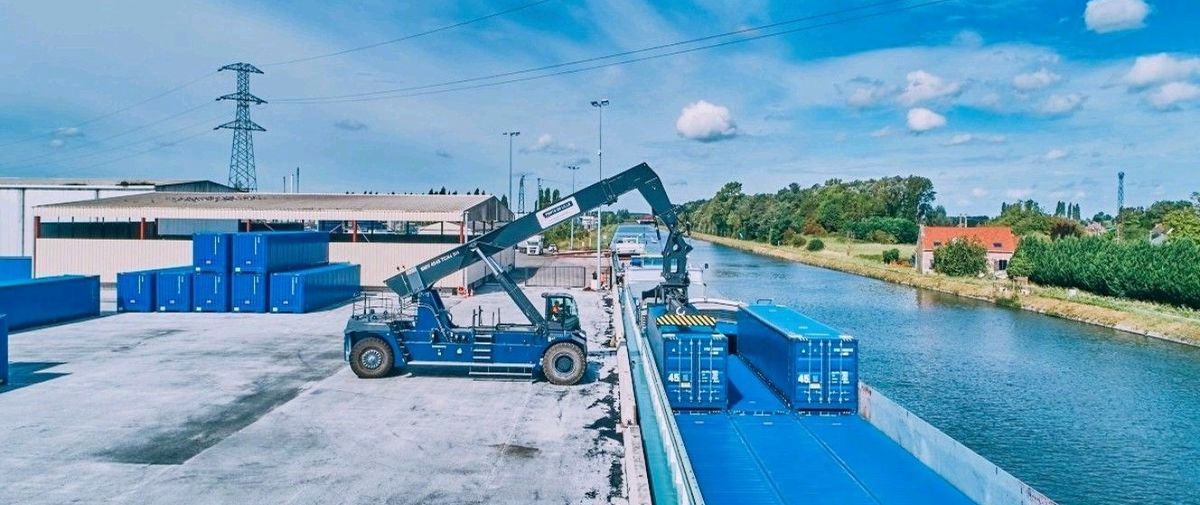 Reach stacker banner - barge handling