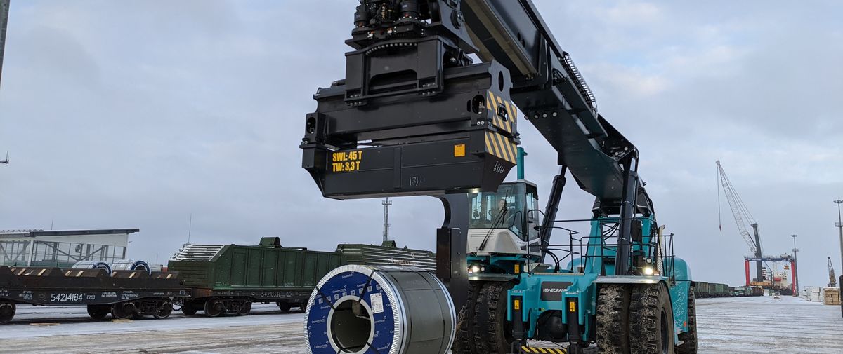 Reach stacker banner - industrial handling